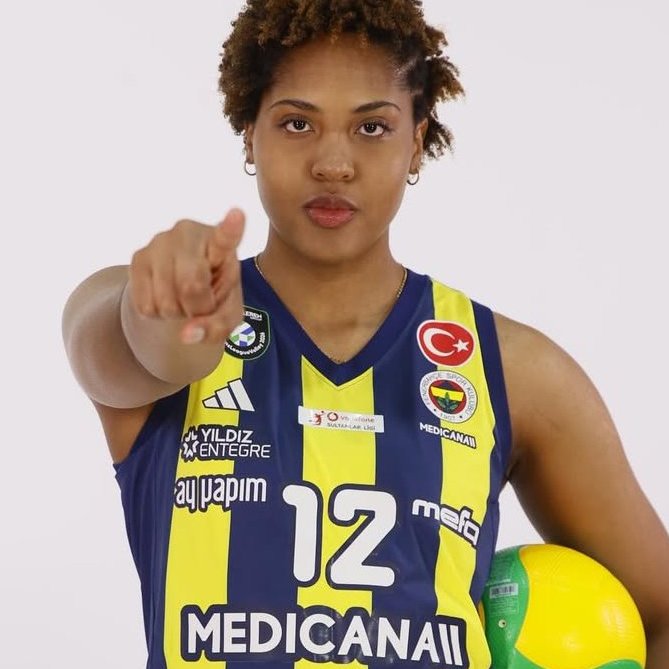 Gulaykaraca87's tweet photo. Hande: 6 sayı, -1 WL
 Ana Cristina: 5 sayı, 0 WL !!!!!!!!
Ve buna rağmen Vakıfbank yenildi. Çünkü Boşko ve Cazoute çok çok kötüydü. Biraz oynasalar kupayı almışlardı. Hayret valla. 😮 https://t.co/TqnHJDwxNB