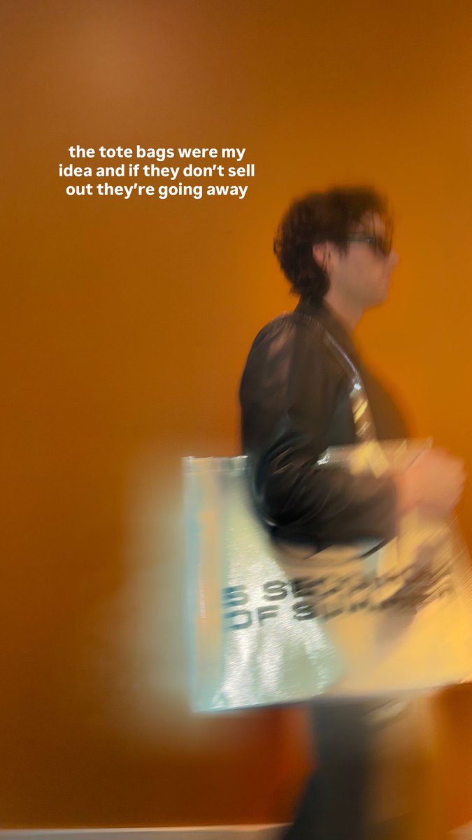 5SOSUpdES's tweet image. ◜📸◞ #INSTAGRAM — La historia de la gorra se repite 😀 #5SecondsofSummer compartió dos fotos de #LukeHemmings 💙

Las tote bags fueron idea mía, y si no se agotan… se van.

🔗: instagram.com/stories/5sos/3…

#EASOslo #OsloIsAStar #EASTour
#EveryonesAStarWorldTour