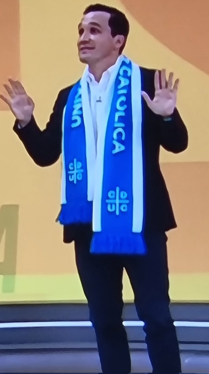 Isabellarulis's tweet photo. Grande  #AndresVial 
La hizo de oro con su bufanda de @UcatolicaCHI 
Hermoso se vé #LosCruzados
💙🤍💙
@TVN https://t.co/9LhaRBycQD