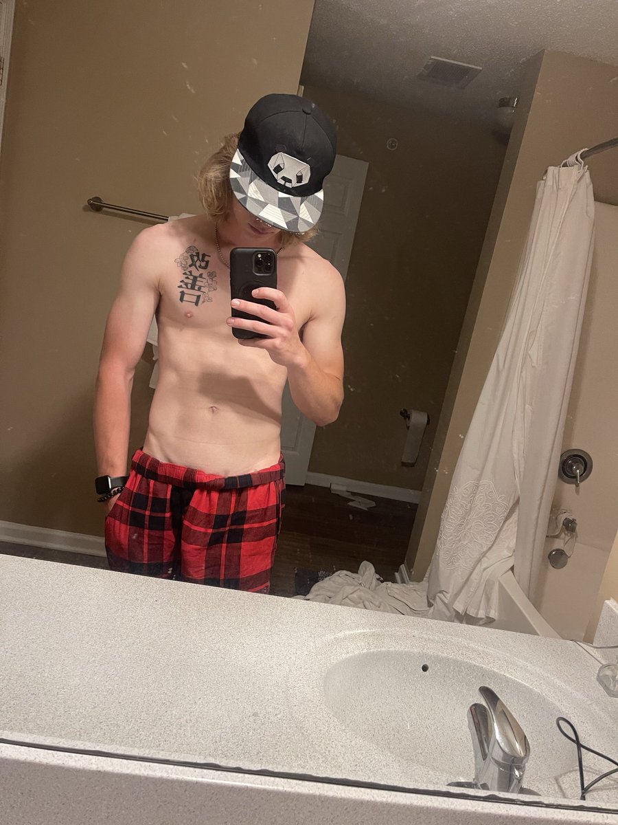 Purplee_Boi's tweet photo. Damn I do be 21 now https://t.co/piZ11cJQSK