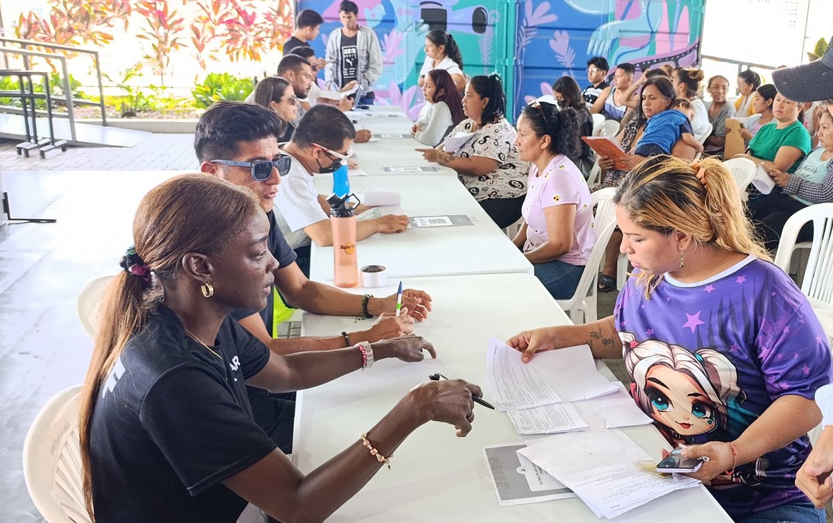 Emily Medrano, de El Fortín se inscribió el taller de Tratamiento Capilar en ZUMAR para aprender y luego ofrecer servicios de belleza, con lo cual ayudará a pagarse los estudios universitarios que iniciará en Diseño de Modas. Desde la Alcaldía, #AsíSeHaceGuayaquil.
#CiudadDeTodos
