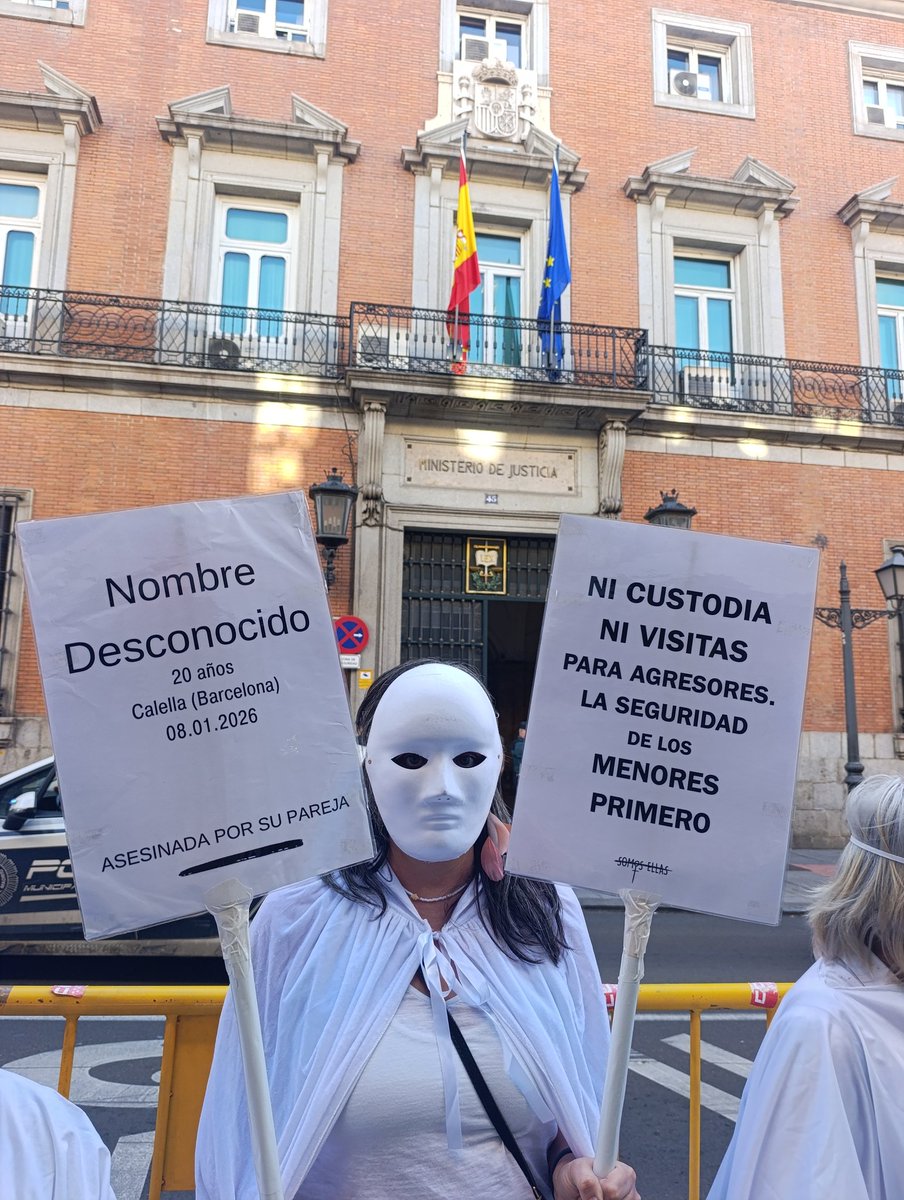 NuriaCSopena's tweet photo. Cada mujer asesinada.
Cada menor víctima de violencia vicaría es un fallo del sistema y de la sociedad.

Es un "sigue matando y maltratando" que seguirá sin pasar nada.

1 mujer asesinada cada 4 días no es importante. Ese es el calendario al q nos somete la violencia machista. https://t.co/2P1hhJmvjl