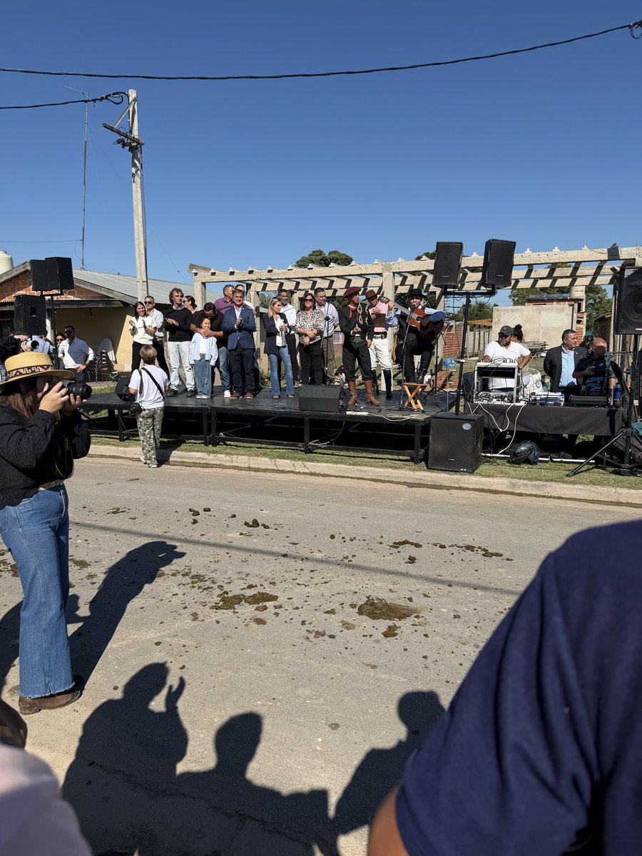 ToniAndolfo's tweet photo. Representación kukarda en su máxima expresión. 
Una obra paralizada atrás y la mierda de caballo adelante, no hay nada que los represente más. Pero bueno en las fotos oficiales eso no se ve, o si? kukita Mariano Martín https://t.co/8ds9Ez9ESo