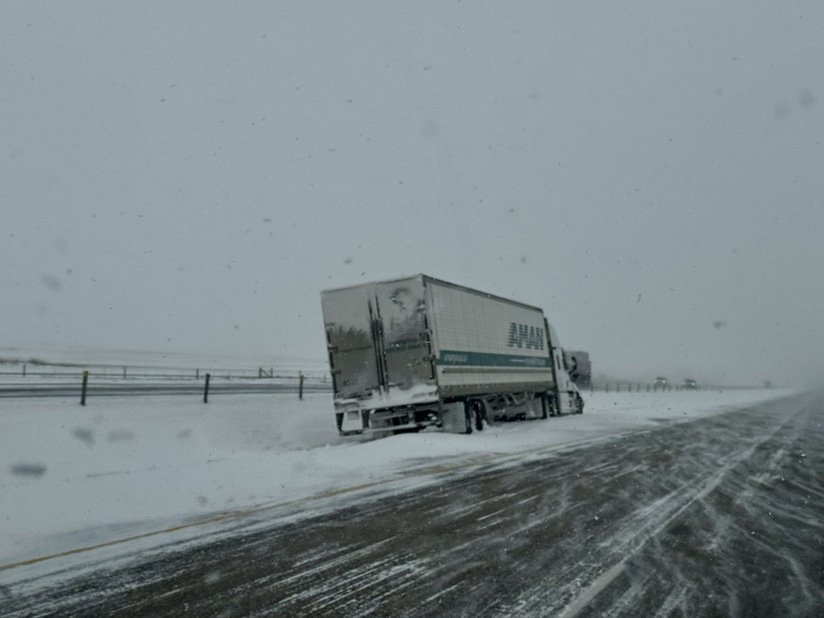 MitchellGrafWX's tweet photo. Quite the drive from Calgary too Red Deer luckily the QE2 has been plowed recently but still some slippery conditions drive safe and give everyone lots of space.  #abstorm https://t.co/5B70mZAQeh