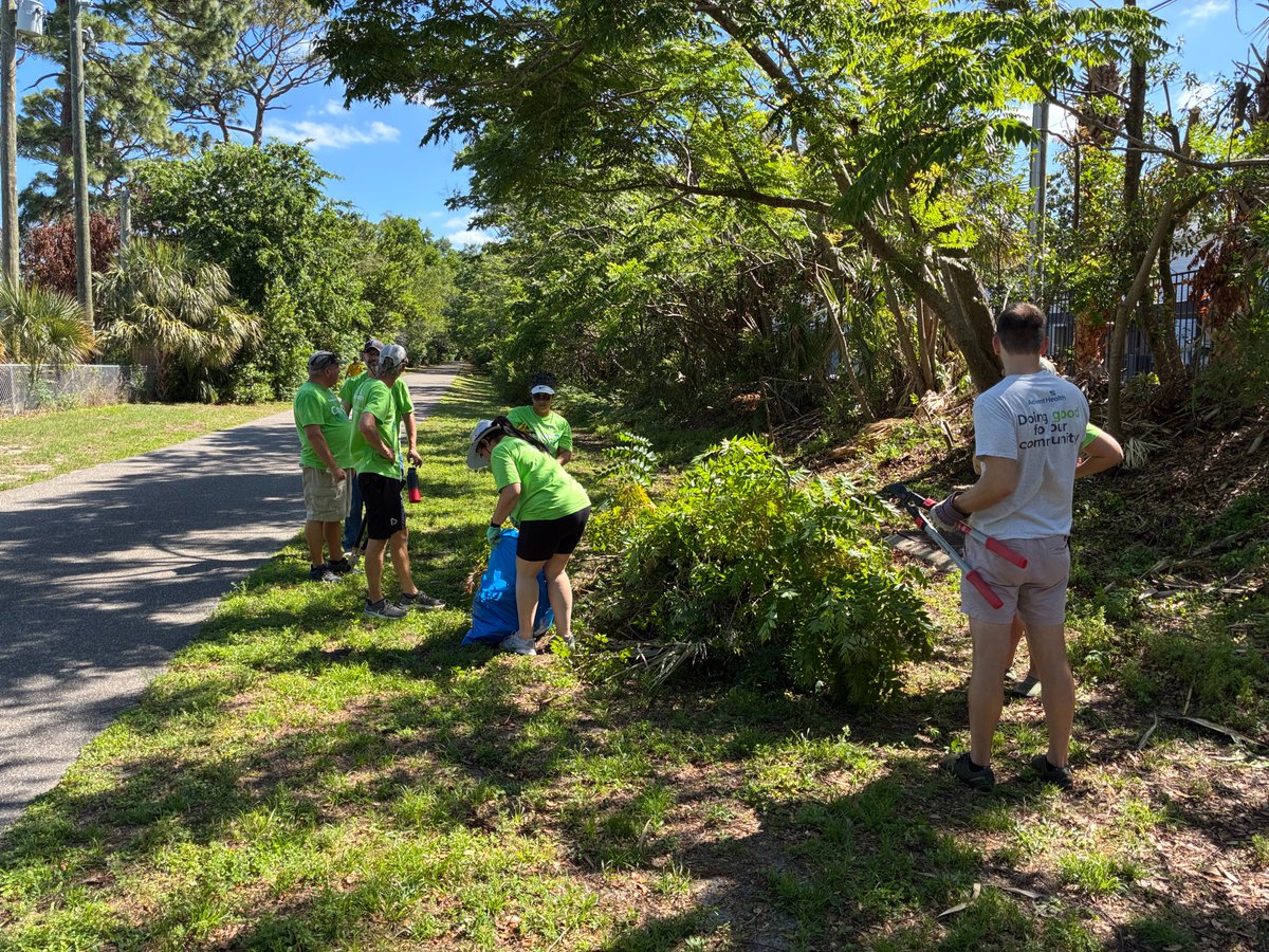 SERVProgram's tweet photo. Thanks to AdventHealth for joining us for an invasive plant removal along the Seminole Wekiva Trail today! We removed ~12 bags of invasive golden rain tree saplings in addition to thousands of additional seedlings and 1 bag of trash 👏#EarthMonth #VolunteerLife @seminolecounty https://t.co/nBkpOSntiZ