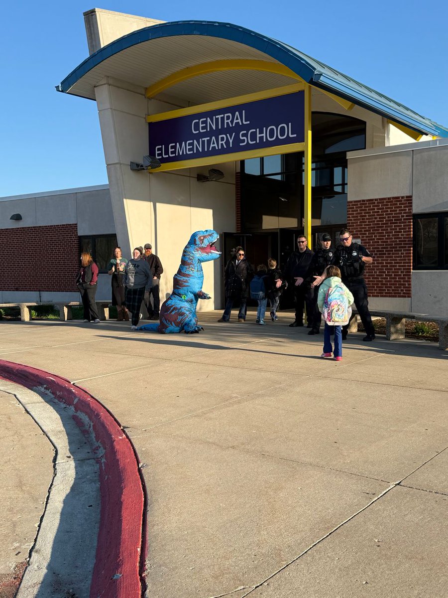 NevadaCSD's tweet photo. Last week, our Police and Fire Departments joined us for "High Five" Friday, greeting our elementary students and kicking off the day with big smiles and high-fives! https://t.co/3rtFYe4Kgj