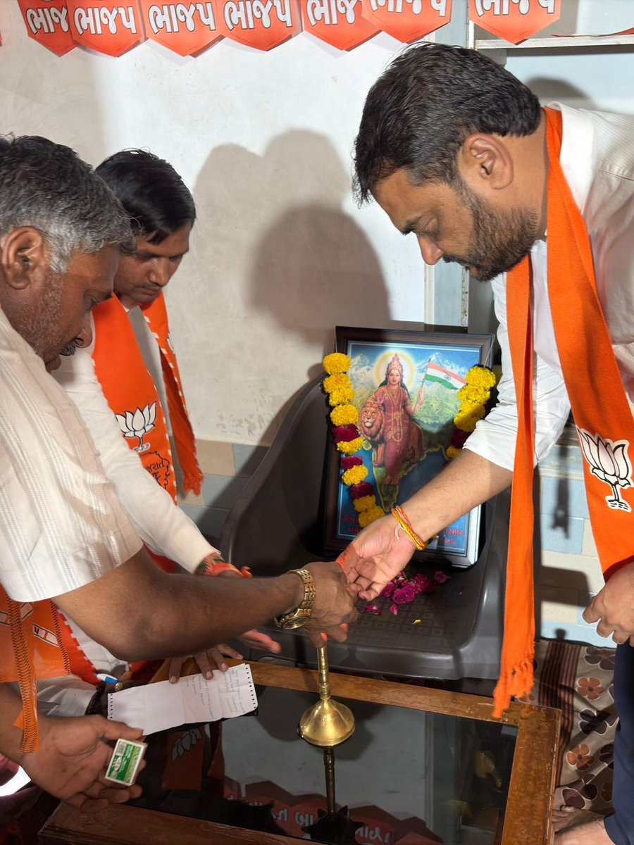 jagdishmkwana's tweet photo. જનસમર્થન ભાજપને, જનસમર્થન વિકાસને 🪷 

આજે પાટી ખાતે બોટાદ જિલ્લાની ભાંભણ જિલ્લા પંચાયત સીટ તેમજ તેમાં સમાવિષ્ટ (તાજપર, ભાંભણ અને પાટી તાલુકા પંચાયત) સીટના ઉમેદવારોના સમર્થનમાં જીલ્લા પ્રમુખ મયુરભાઇ પટેલ દ્વારા જનસભા ને સંબોધી, ભારતીય જનતા પાર્ટીના ઉમેદવારને જંગી બહુમતીથી વિજયી https://t.co/jL2Vm0QfbU