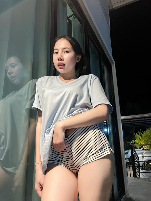พลอย ลี่ tweet media