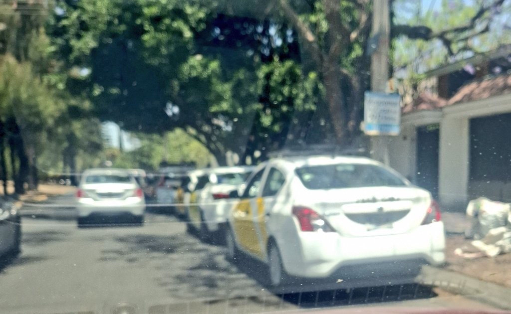 siguealLic's tweet photo. @GdlMovilidad @GuadalajaraGob @Trafico_ZMG taxistas se adueñan de la vialidad, estacionan sus vehiculos en linea amarilla, sin permiso, en zona restringida. Av Topacio 2525, Bosques de La Victoria, 44538 Guadalajara, Jal. Y donde mas estorban no permiten dar vuelta. https://t.co/gjOruzlmoB