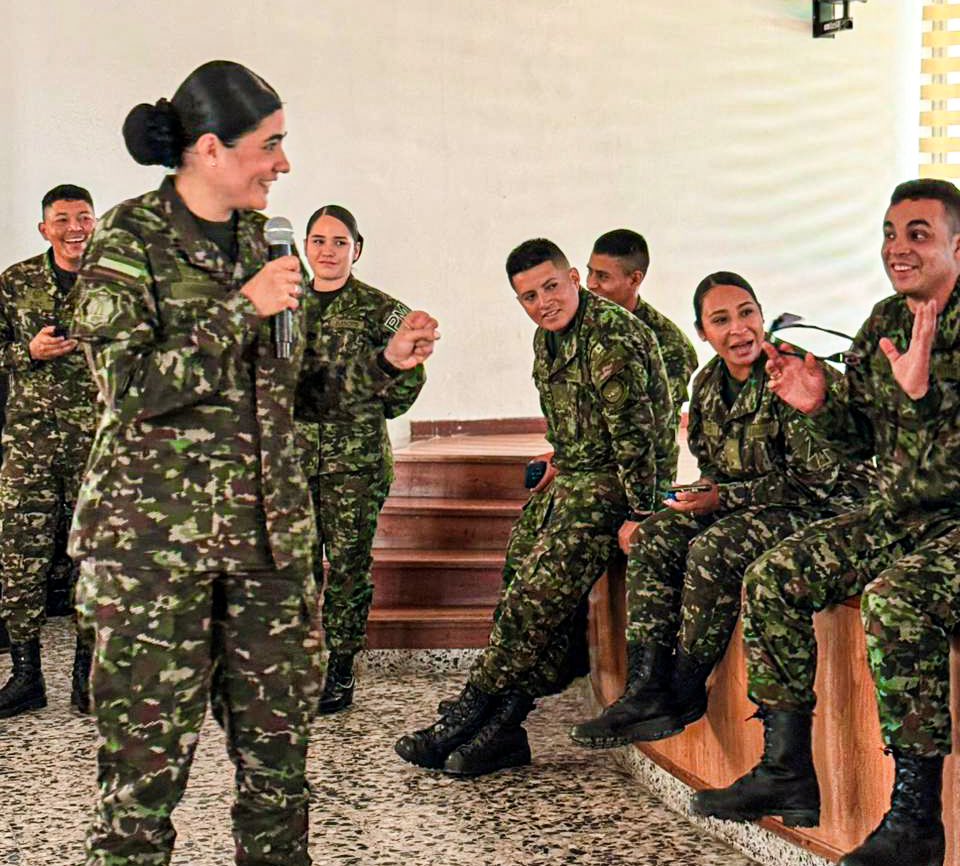 ejercito_COPER's tweet photo. 👏#ParaDestacar | El Comando de Personal, a través de la Dirección de Gestión Humana por Competencias, lidera la Jornada Estratégica de Actualización en Gestión Humana y Liderazgo, diseñada especialmente para el personal orgánico del CENAE.

Este es un espacio conjunto del @COL_EJERCITO con la @FuerzaAereaCol y la @ArmadaColombia, donde promovemos y fortalecemos la actitud combativa, la cultura organizacional, el liderazgo y nuestra inquebrantable vocación militar.

#PatriaHonorLealtad