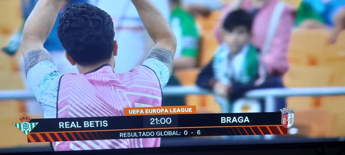 Jajaja 😂 El de los rótulos nació en la Gran Plaza. #BetisBraga #UefaEuropaLeague