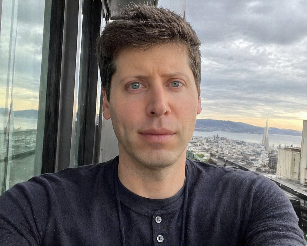 IvanSeliman's tweet photo. @nicdunz Creo que yo tambien lo tengo. Me creo esta selfie de Sam Altman demasiado realista. https://t.co/CIXKaU4Ede