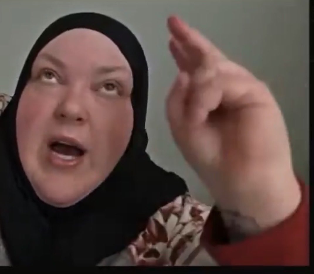 Hardin1823's tweet image. A really handsome man has invited her to Dubai 😭☠️😭 and I’m the Queen of England #FoodieBeauty #gorlworld #lolcow