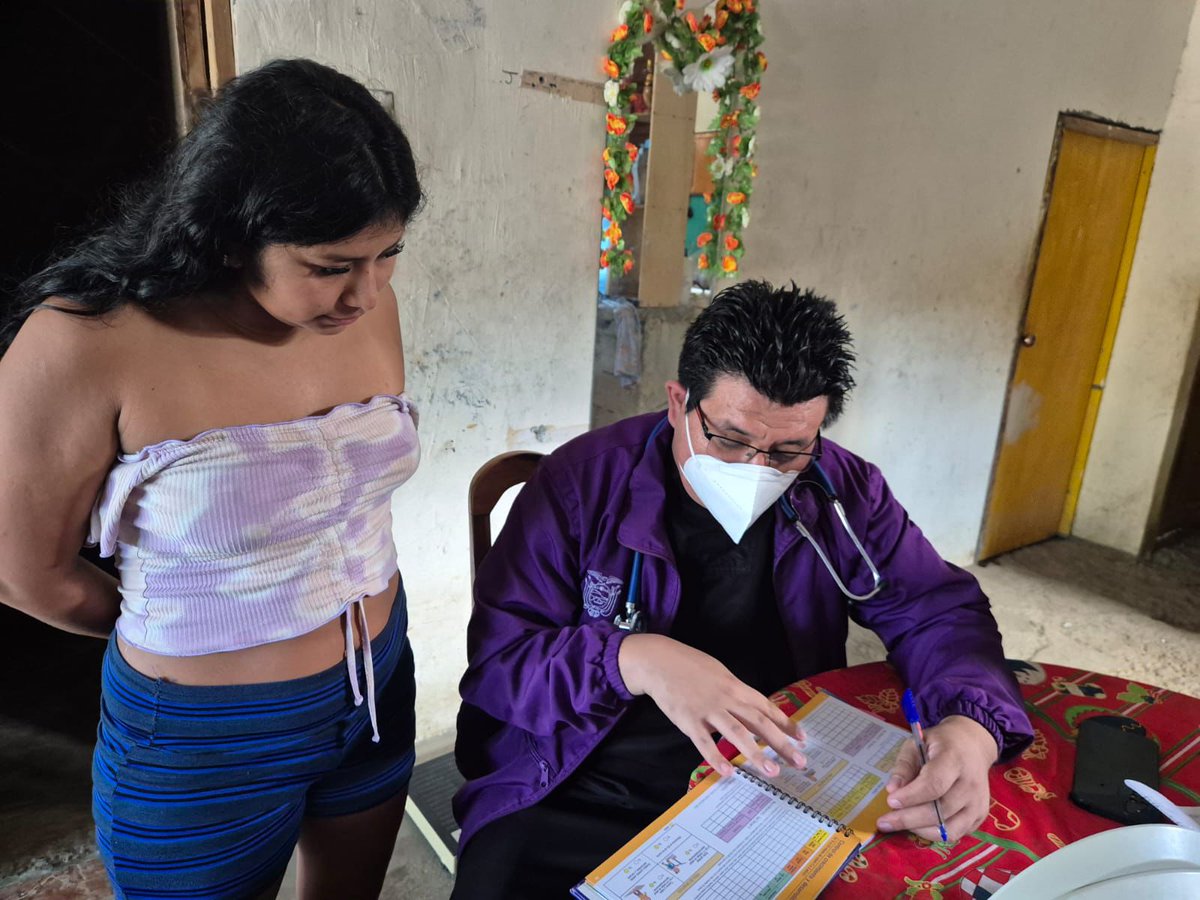 Salud_StaElena's tweet photo. #LaLibertad| 🫡Ejecutamos acciones en territorio para prevenir la Desnutrición Crónica Infantil (DCI).

👨🏽‍⚕️👩🏽‍⚕️Los equipos de @Salud_Ec visitaron el barrio 16 de Octubre y sectores aledaños para efectuar visitas domiciliarias a niños y niñas menores de 2 años. https://t.co/RXDLZz3K9q