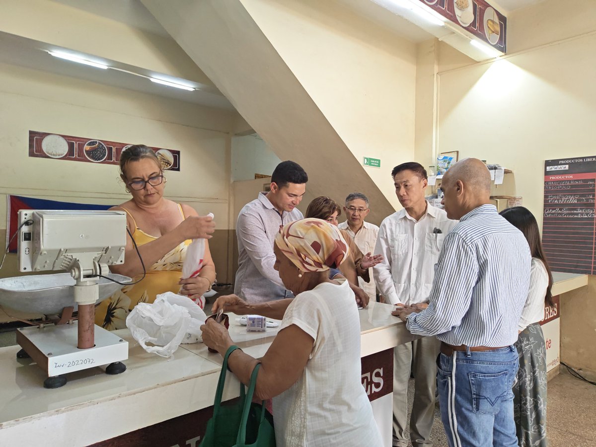 EmbHuaXin's tweet image. Hoy visité un centro de distribución de alimentos en La Habana que distribuye arroz donado por #China. Cada grano de arroz lleva consigo el más sincero afecto solidario del pueblo chino hacia el pueblo cubano.
@CubaMINREX @MINCEX_CUBA @MincinCuba @Deb_invexCuba