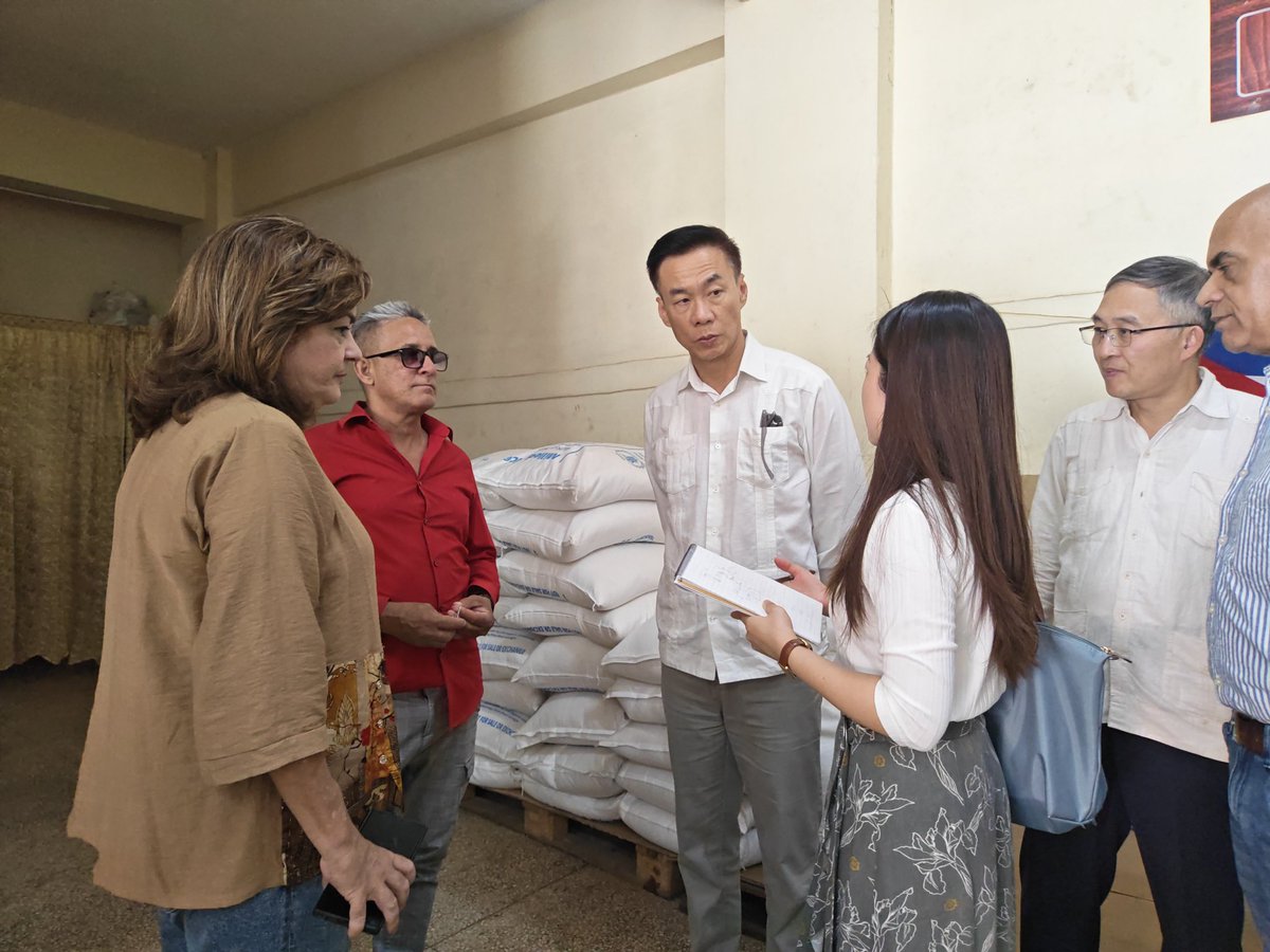 EmbHuaXin's tweet image. Hoy visité un centro de distribución de alimentos en La Habana que distribuye arroz donado por #China. Cada grano de arroz lleva consigo el más sincero afecto solidario del pueblo chino hacia el pueblo cubano.
@CubaMINREX @MINCEX_CUBA @MincinCuba @Deb_invexCuba
