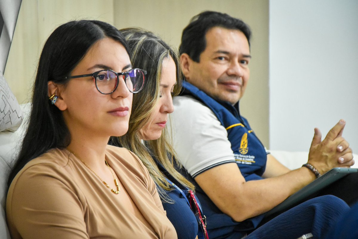 UNGRD's tweet photo. ¡Fortalecemos la articulación con el Valle del Cauca! 🤝

En Cali, el director @CarlosCarrilloA sostuvo un encuentro con la gobernadora del @GobValle, @DilianFrancisca, para avanzar en la gestión conjunta del riesgo en el departamento.

Temas abordados:
🏗️ Resultados de obras por impuestos para encontrar mecanismos que fortalezcan la gestión del riesgo en el territorio.

🚨 El novedoso sistema de alerta del Valle del Cauca, para conocer su funcionamiento y su articulación con la #UNGRD.

Seguimos trabajando de manera articulada con las entidades territoriales para proteger la vida y los medios de subsistencia de las comunidades.