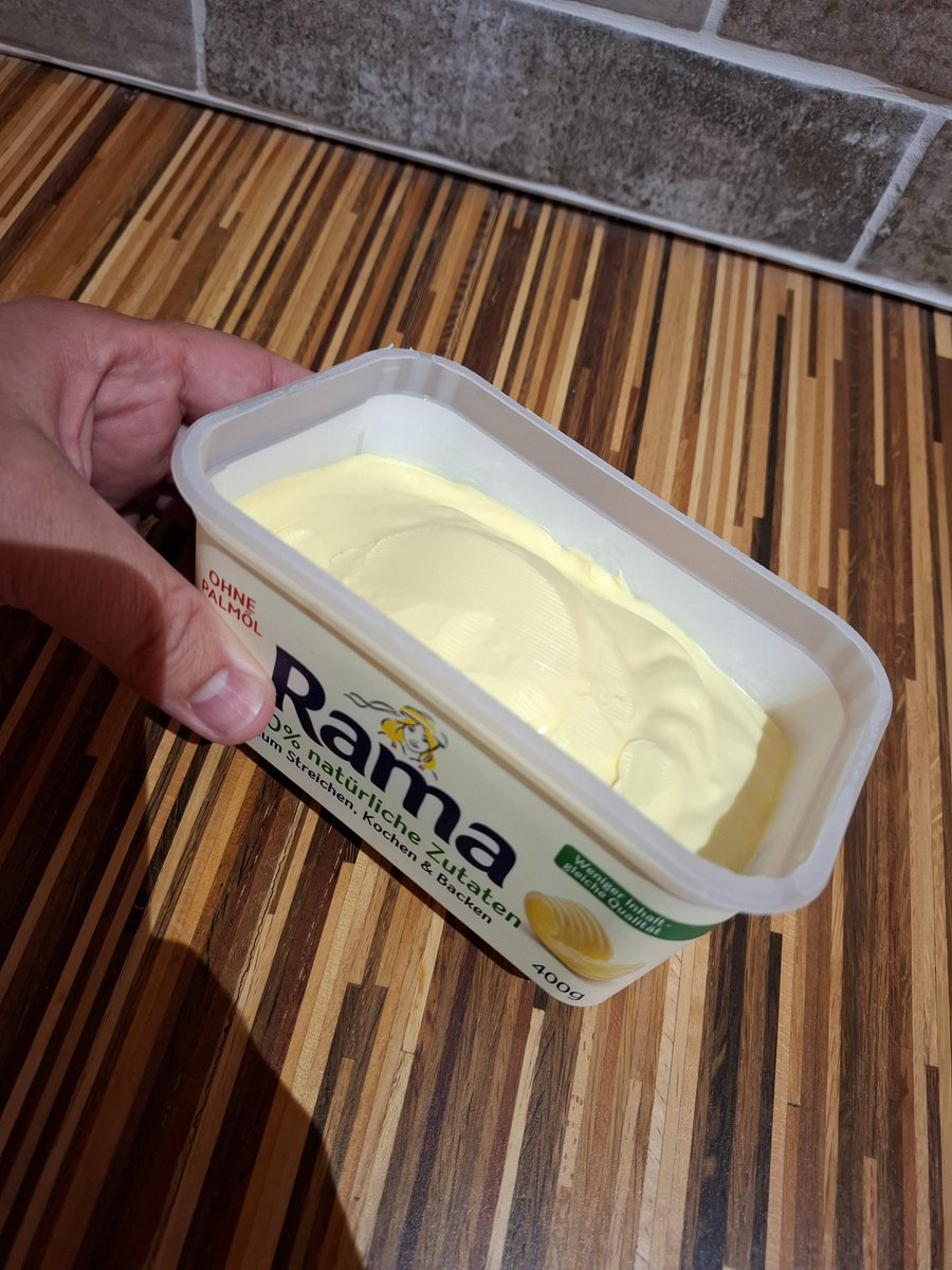 OE_Markus's tweet image. ✅️ Gleiche Verpackungsgröße
✅️ Gleicher Preis
❌️ Weniger Inhalt
Die fehlenden 50g fallen sofort auf!

Peinlich, dass #Rama online noch das 450g Foto zeigt und daneben mit "im 400g Becher erhältlich" wirbt.
#Shrinkflation #Inflation 
rama.com/de-at/at/produ…