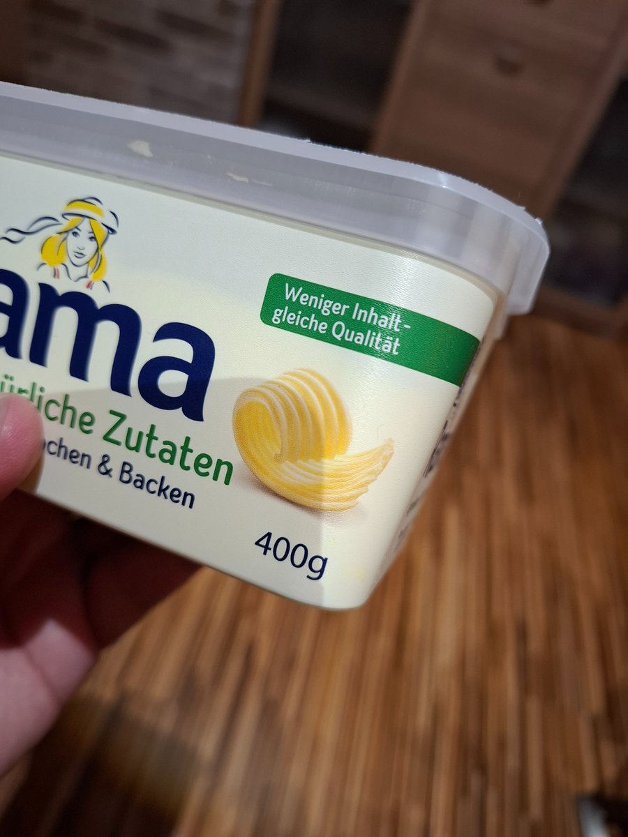 OE_Markus's tweet image. ✅️ Gleiche Verpackungsgröße
✅️ Gleicher Preis
❌️ Weniger Inhalt
Die fehlenden 50g fallen sofort auf!

Peinlich, dass #Rama online noch das 450g Foto zeigt und daneben mit "im 400g Becher erhältlich" wirbt.
#Shrinkflation #Inflation 
rama.com/de-at/at/produ…