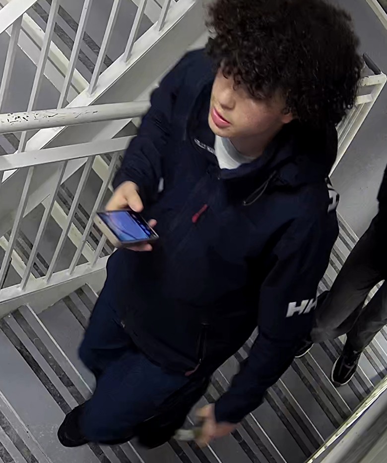 SPVQ_police's tweet image. #SUSPECT | Le SPVQ sollicite l'aide de la population afin d’identifier un suspect qui aurait commis un incendie criminel sur un véhicule dans la nuit du 14 janvier 2026, sur l’avenue Balzac, dans le secteur Duberger-Les Saules. | Dossier QUE-260114-019