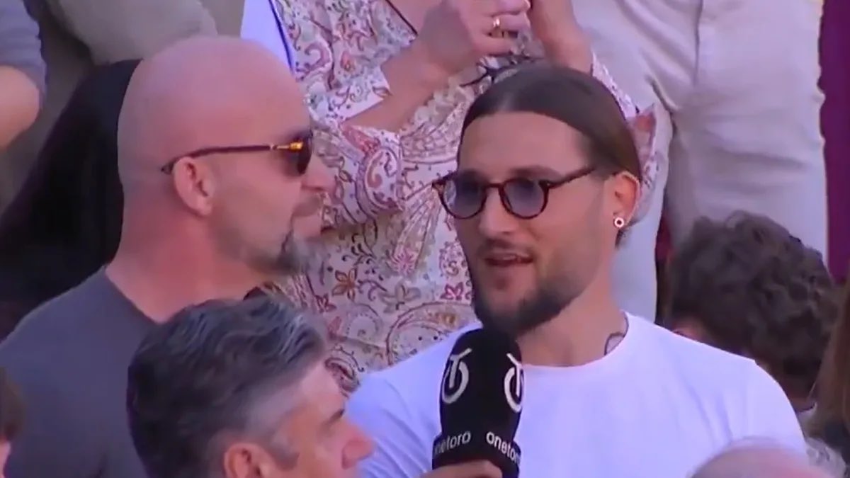 🇷🇸❤️🤍 Présent à la Real Maestranza de Sevilla pour la Feria de Abril, le capitaine du Sevilla FC, Nemanja Gudelj, a lâché avec le sourire :
« On m’appelle déjà Serbillano, moitié serbe moitié sévillan ».

7 ans à Nervión et une intégration totale dans la ville. 🔴
🎤 <a href="/OneToroTV/">OneToroTV</a>