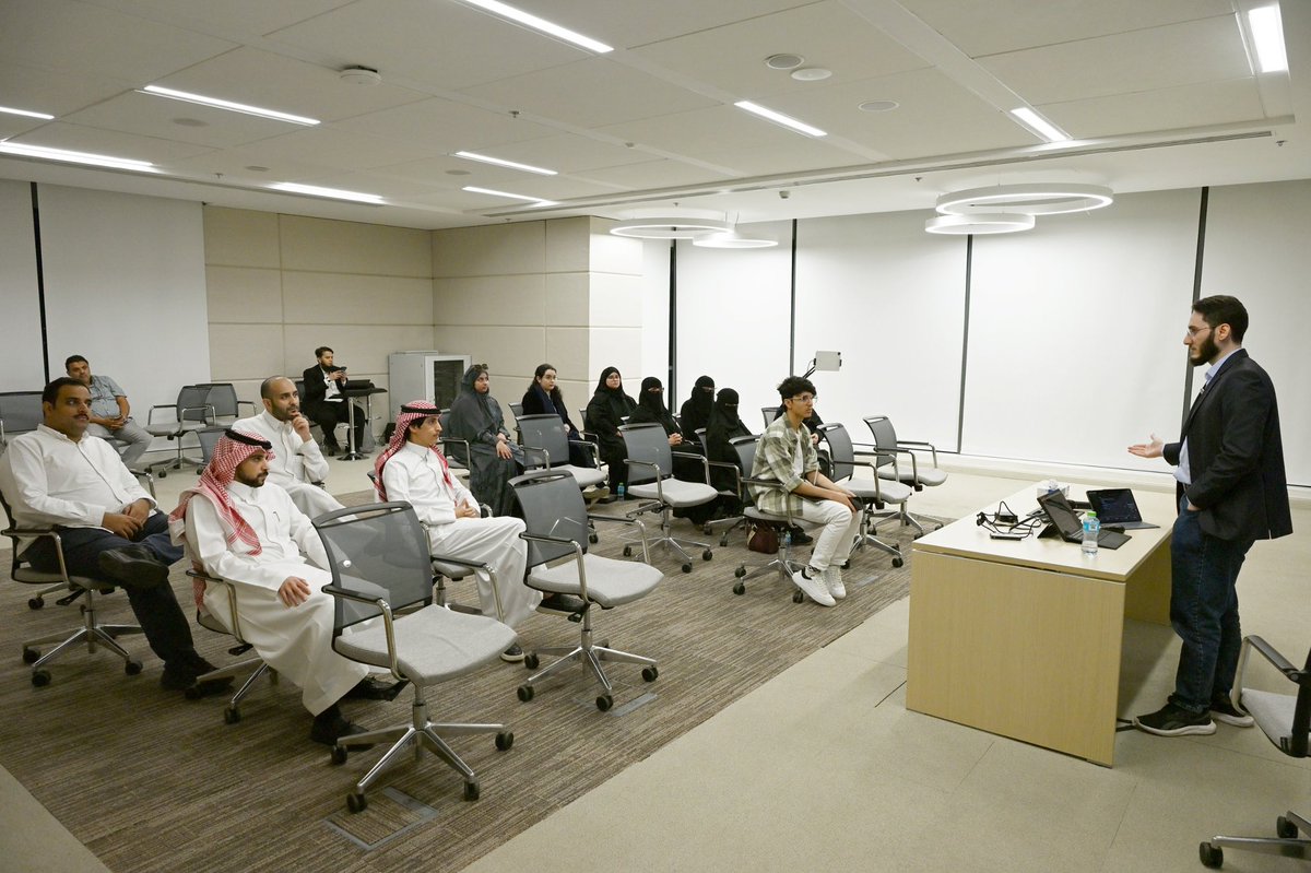 AsharqiaChamber's tweet photo. اختتمت #غرفة_الشرقية  ورشة العمل الخامسة ضمن فعاليات #هاكاثون_جيمنج 🎮، بعنوان "تصميم الألعاب وتطويرها"، بالشراكة مع الشريك الاستراتيجي استديو كملنا، على مدار يومين. https://t.co/l5sZkaZ4b5