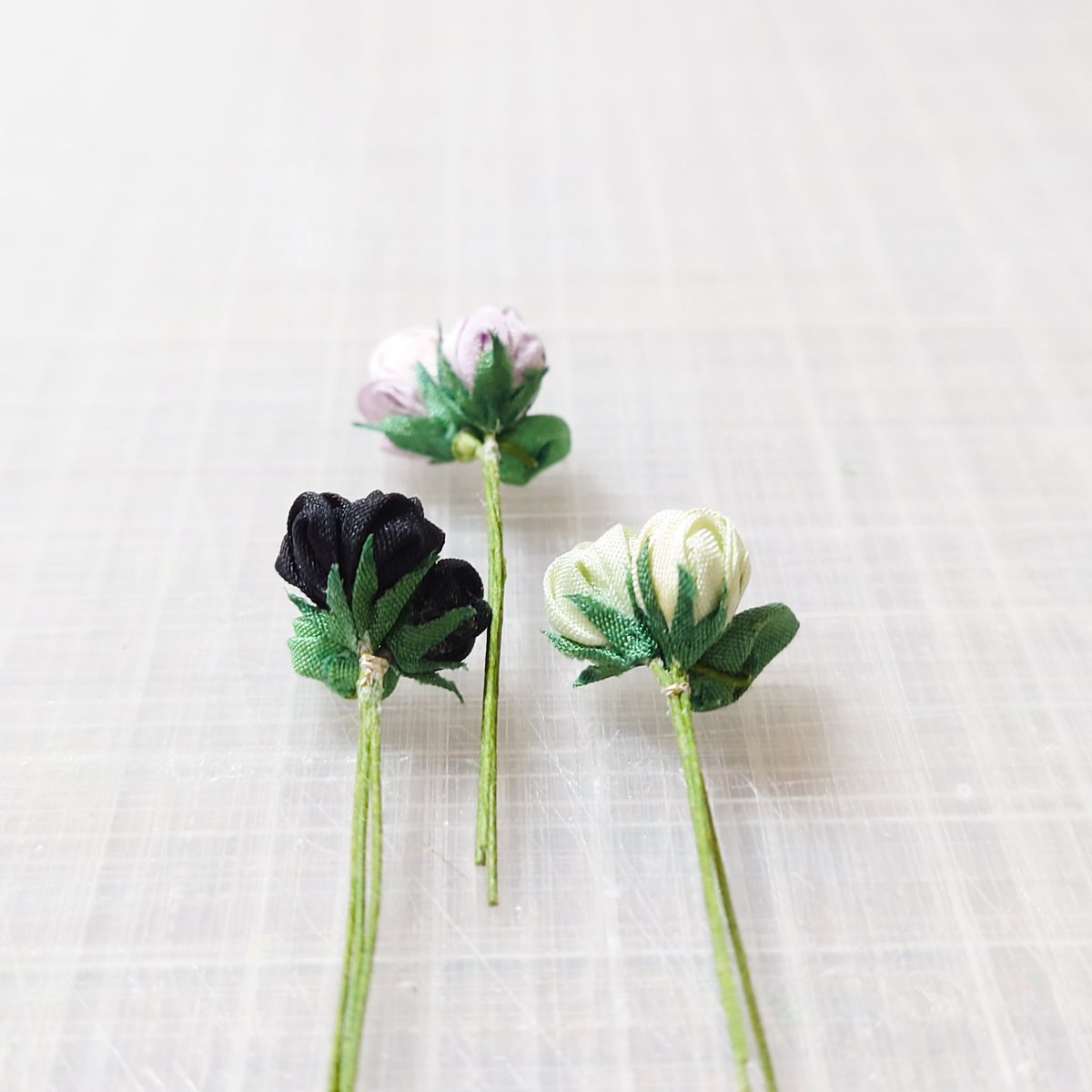 あと、かんざし金具付けたら完成
（紫かわいい）

いつもガクっていらないかな、と思うんだけど

ないとないで…なんか……🤔

たぶん18日(土)の夜とか
販売会します

よろしければ、ご参加いただけると嬉しいです