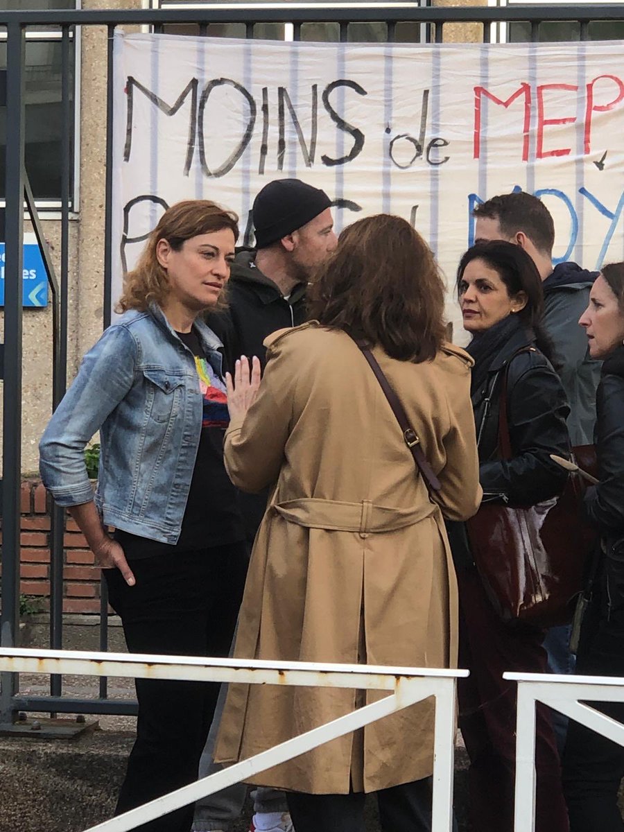 juliettemeadel's tweet image. A #Montrouge, le collège du Haut-Mesnil est en crise. Moins d’heures de cours, familles inquiètes, équipes fatiguées..
Les élèves et parents se mobilisent. Je suis avec eux. Ma demande à la Ville : un comité d’urgence Éducation, un plan de soutien municipal, une saisine immédiate