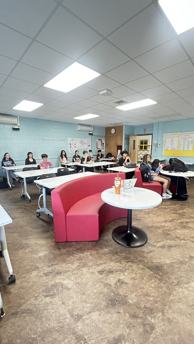 MineolaGuidance's tweet image. Want to attend college out of state without paying the OOS tuition? UMass Dartmouth visited MHS today where we learned that is an option! #UMassD #DIII #CapeCod @UMassD 🌊☀️⛱️