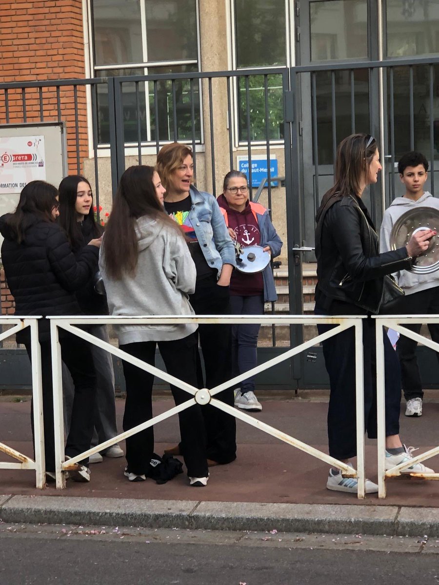 juliettemeadel's tweet image. A #Montrouge, le collège du Haut-Mesnil est en crise. Moins d’heures de cours, familles inquiètes, équipes fatiguées..
Les élèves et parents se mobilisent. Je suis avec eux. Ma demande à la Ville : un comité d’urgence Éducation, un plan de soutien municipal, une saisine immédiate