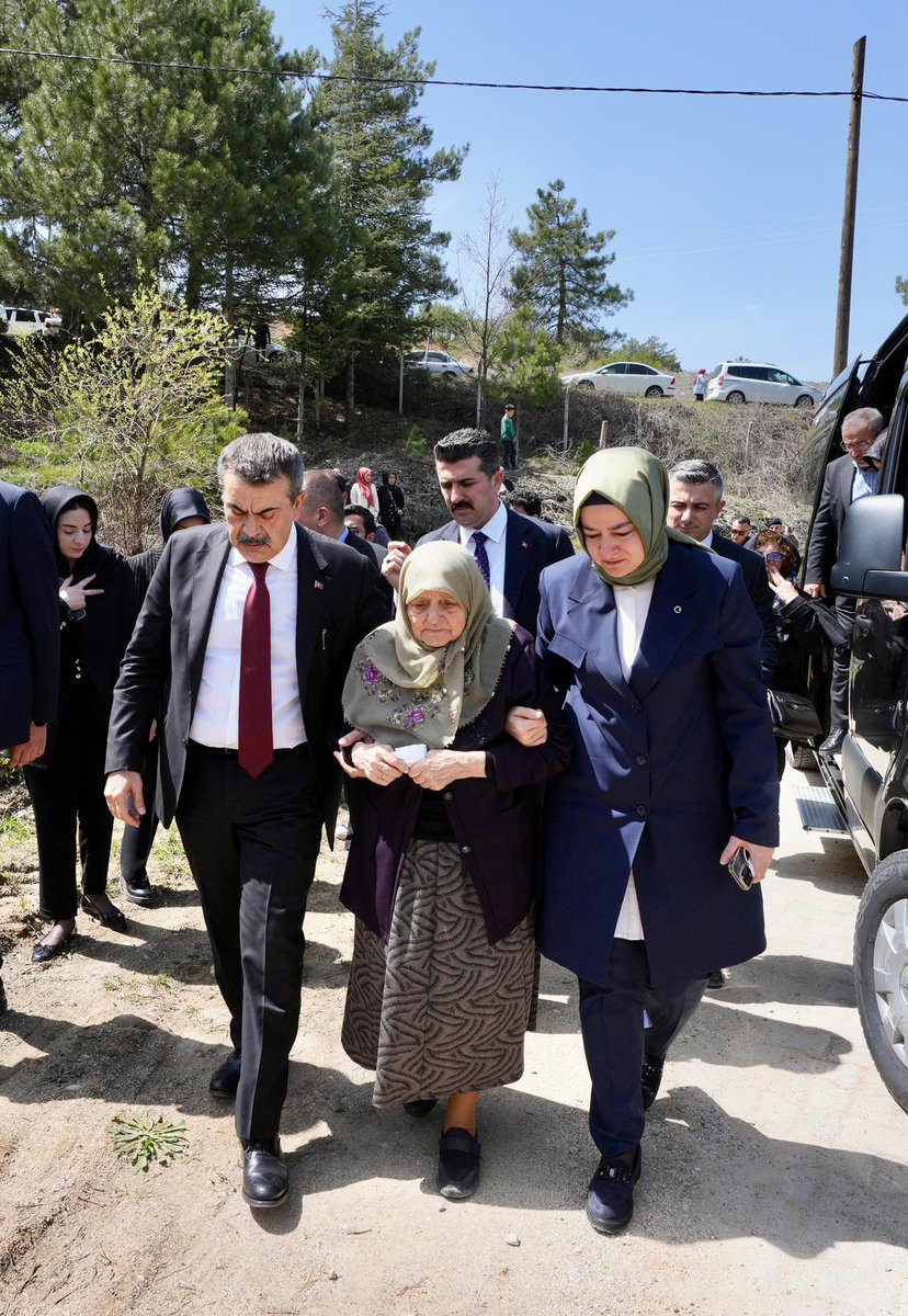 Yusuf Tekin "halkın içinde" bir Bakan..
Ona saldıran gayrimilli unsurlara rağmen sahadan hiç kopmadı.
Bakanlık, sendikalar, velilerle birlik olunması gereken bir dönem.
Bakan, konuşmalarında velilere çağrıda bulunup çocukların eğitilmesi ortak sorumluluğumuz, elinizden telefonu