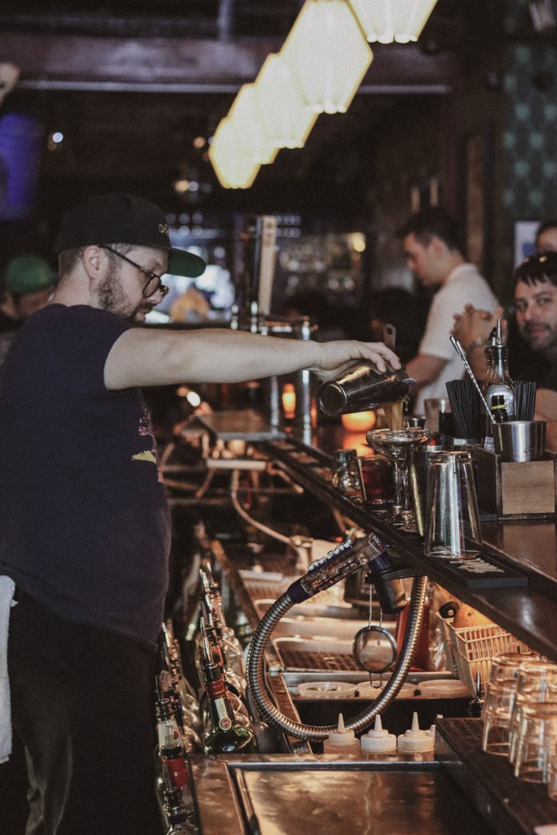 Easybarchicago's tweet photo. Pouring up $7 Tito's cocktails all Thursday long

Plus $6 Fernet Branca Shots &amp; $5.50 Domestic Bottles &amp; Cans https://t.co/8bCuNenoCm
