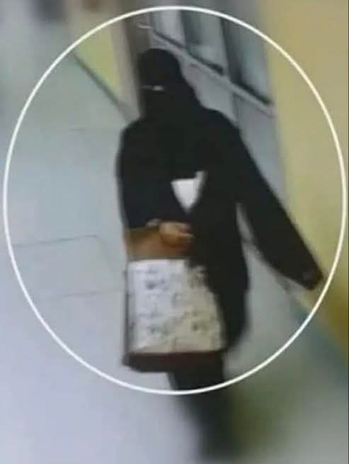 #الشرطه_المصريه
السيدة التي خطفت الرضيعة من مستشفى الحسين الجامعي استقلت 6 مواصلات لمدينه بدر بمسافه حوالي 60 كيلو واتحركت في 7 شوارع علشان تضلل أي حد ممكن يكون متابعها حتي توصل بيتها ومعاها الرضيعة المخطوفه
شارك في حل هذا اللغز 22 ظابط من مباحث القاهرة والأمن العام وفرغوا
