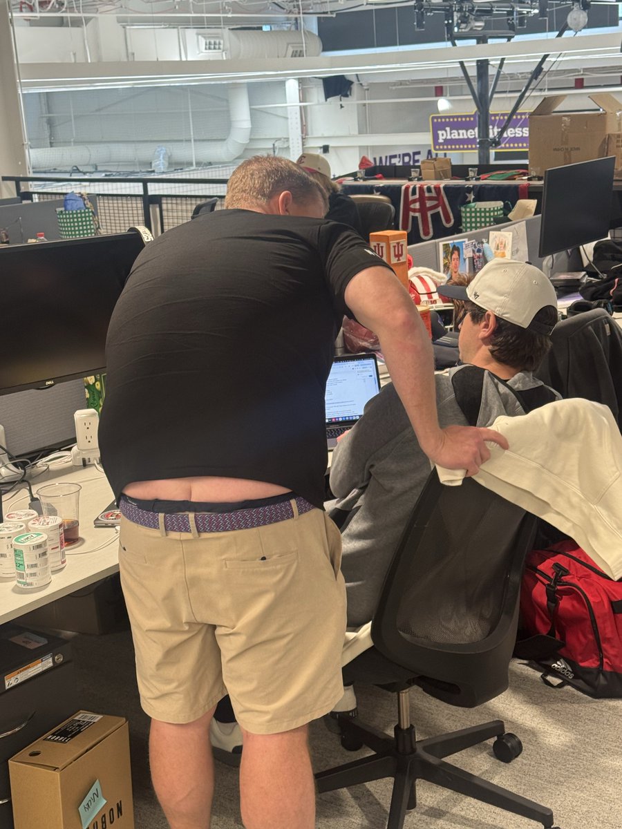 Viva La Stool tweet media