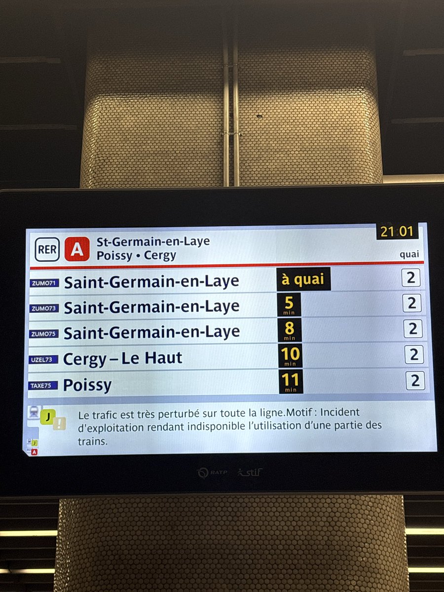 Unyxos's tweet photo. @RER_A quel lobby est responsable d’avoir autant de trains pour st ger pitié https://t.co/PrO1DKiQhX
