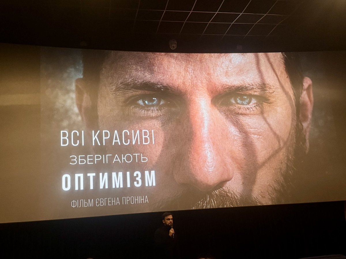 gena_novikov's tweet photo. кіно про @vkrainets дуже сильне. і розʼїбало і підсобрало до купи. 

історія про донецький двоповерховий автобус і шапку «Ющенко так» дуже смішна. 

вже сьогодні буде на ютубі. https://t.co/bkeTI88KNy
