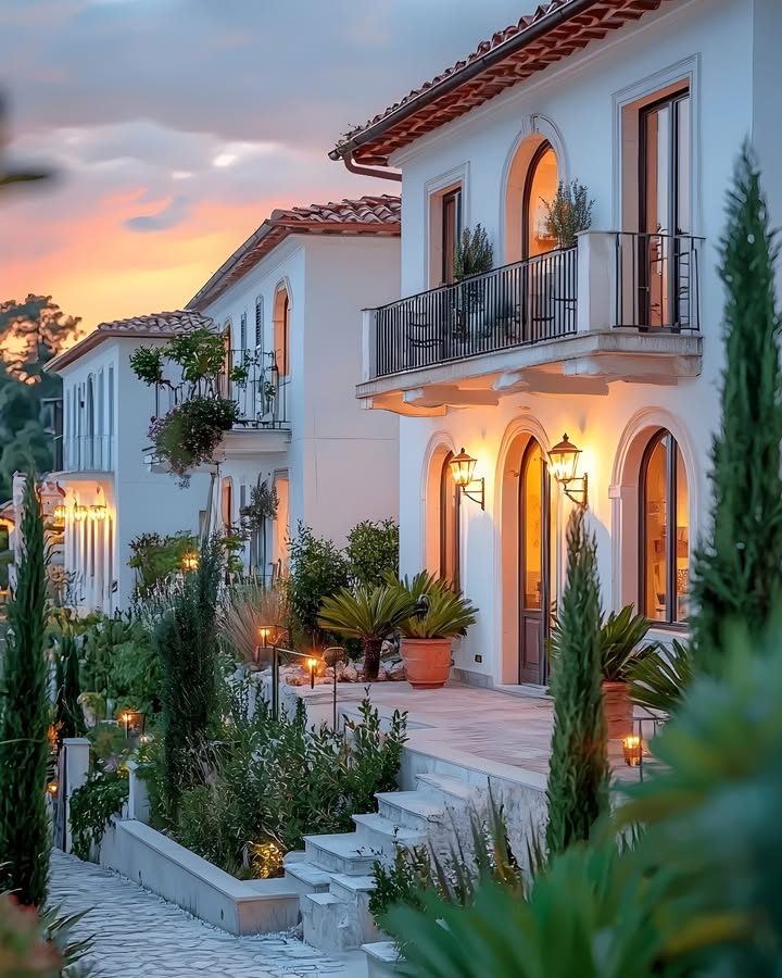 SharynCAhmad's tweet image. With warm tones, arched windows, and lush greenery, this home exudes European-inspired luxury. The soft glow of the evening lights paired with the stunning sunset makes for a picture-perfect setting. A true escape that feels like a private villa retreat. ✨🏡 #TimelessDesign…