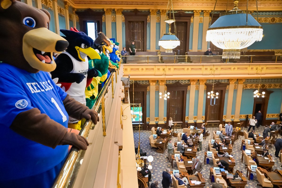 MIColleges's tweet photo. Nearly 200 community college students, leaders, and supporters are at the Capitol for MCCA Capitol Day!

#MIColleges are showing up strong—sharing real stories and a united voice for students and communities across Michigan.

#CCMonth #CommunityCollegeWorks https://t.co/BUwHkhBjjh