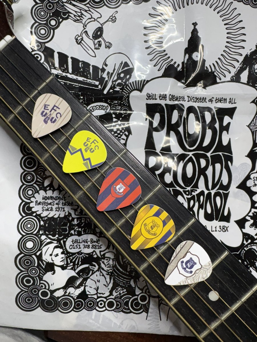 ToffeeArt's tweet image. Launched today… our 0.71 gauge plectrum collections. 

Never mind hopefully singing the blues on Sunday, Evertonians will be playing the blues!

The perfect gift for the guitar-strumming Blues in your life.

#EFC #NewProduct