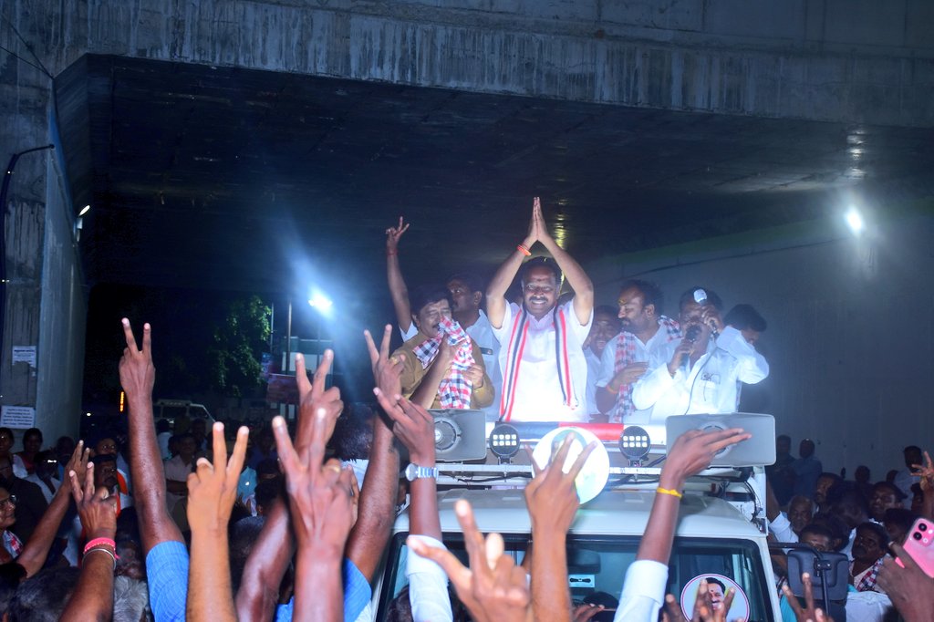 OfficeofminMRV's tweet photo. நம் கரூர் சட்டமன்ற தொகுதி,
கரூர்  ஒன்றியத்திற்கு உட்பட்ட பகுதிகளில் என் மக்களை நேரில் சந்தித்தேன். வேர்வையை உரமாக்கி உழைக்கும் விவசாயப் பெருங்குடி மக்களும், வாஞ்சையோடு வரவேற்ற தாய்மார்களும் அளித்த வரவேற்பு,என் பொறுப்பை மேலும் அதிகப்படுத்தியுள்ளது.
ஒவ்வொரு வீதியிலும் நான் கேட்டது மக்களின் அடிப்படைத் தேவைகளை மட்டுமல்ல,
அவர்கள் என் மீது வைத்துள்ள நம்பிக்கையையும் தான்.
உங்களின் இந்த அன்பு வீண்போகாது..!
#கரூர்_நான்கும்_நமதே
#தமிழ்நாடும்_நமதே