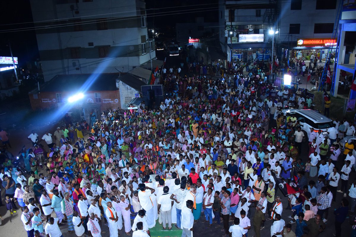 OfficeofminMRV's tweet photo. நம் கரூர் சட்டமன்ற தொகுதி,
கரூர்  ஒன்றியத்திற்கு உட்பட்ட பகுதிகளில் என் மக்களை நேரில் சந்தித்தேன். வேர்வையை உரமாக்கி உழைக்கும் விவசாயப் பெருங்குடி மக்களும், வாஞ்சையோடு வரவேற்ற தாய்மார்களும் அளித்த வரவேற்பு,என் பொறுப்பை மேலும் அதிகப்படுத்தியுள்ளது.
ஒவ்வொரு வீதியிலும் நான் கேட்டது மக்களின் அடிப்படைத் தேவைகளை மட்டுமல்ல,
அவர்கள் என் மீது வைத்துள்ள நம்பிக்கையையும் தான்.
உங்களின் இந்த அன்பு வீண்போகாது..!
#கரூர்_நான்கும்_நமதே
#தமிழ்நாடும்_நமதே