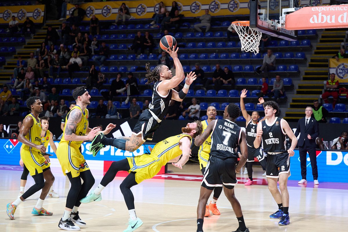 driver1318's tweet photo. U napadu

#maccabi #euroleague #basketball https://t.co/OuvYlVi0CM