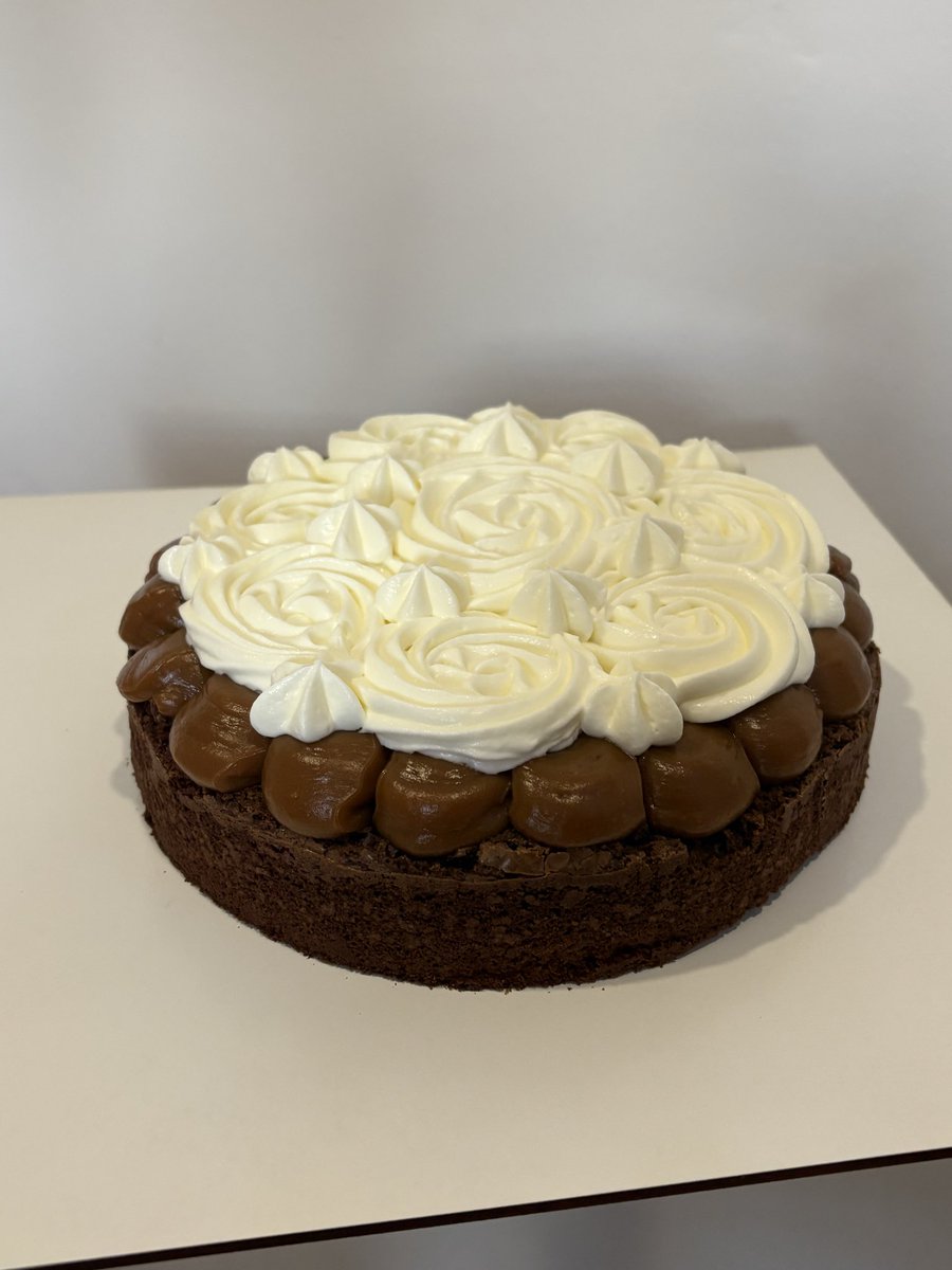 luppepasinetti's tweet photo. #sefuelarga nuestro emprendimiento de pasteleria @blender.cakes https://t.co/Kdx3umu23b