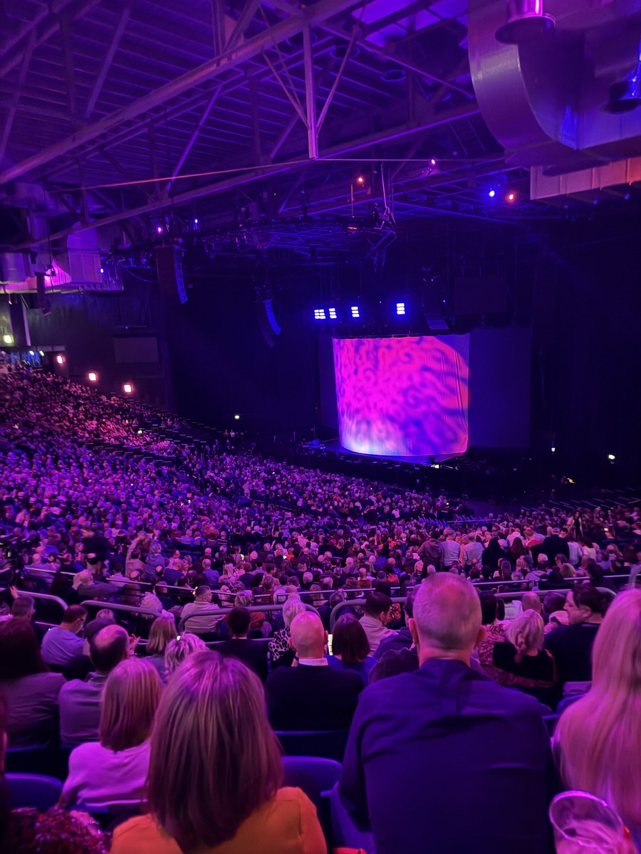 AnnTravers6's tweet image. Just waiting for #PeterKay come on stage @ threearena #Dublin 😀 #datenight