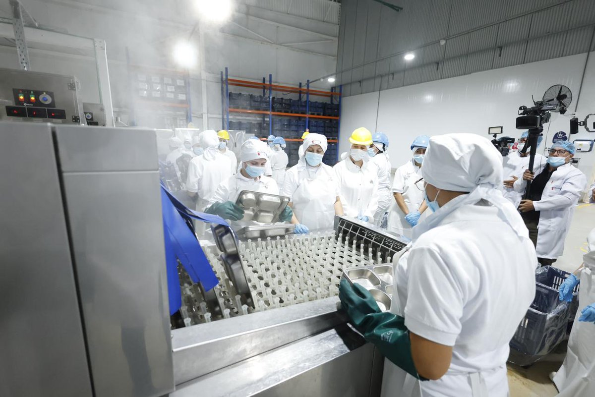 MTESS_PY's tweet photo. #HambreCero| Programa impulsa inversión y generación de empleos de calidad con moderna planta industrial en Areguá

El fortalecimiento del emblemático programa del #GobiernoDelParaguay, Hambre Cero en las escuelas, no solo garantiza la alimentación de miles de estudiantes en todo el país, sino que también se consolida como un motor para la generación de empleo formal y la dinamización de la economía nacional.

En este contexto, la empresa proveedora del servicio de alimentación escolar Comepar habilitó en Areguá una moderna planta industrial, con una inversión superior a los USD 25 millones.

Actualmente, la empresa genera alrededor de 3.000 empleos directos y unos 12.000 indirectos, integrando a trabajadores operativos, profesionales del área de alimentos, personal logístico y productores de la agricultura familiar que forman parte de su cadena de valor.

La nueva planta cuenta con una capacidad de producción que supera las 100 toneladas diarias de alimentos listos para el consumo y hasta 300.000 raciones por día, destinadas principalmente a instituciones educativas. De esta manera, se fortalece la implementación de políticas públicas que articulan inclusión social, desarrollo económico y generación de oportunidades laborales de calidad.
