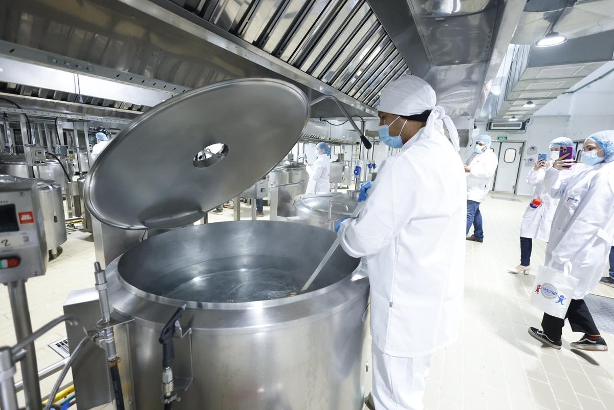 MTESS_PY's tweet photo. #HambreCero| Programa impulsa inversión y generación de empleos de calidad con moderna planta industrial en Areguá

El fortalecimiento del emblemático programa del #GobiernoDelParaguay, Hambre Cero en las escuelas, no solo garantiza la alimentación de miles de estudiantes en todo el país, sino que también se consolida como un motor para la generación de empleo formal y la dinamización de la economía nacional.

En este contexto, la empresa proveedora del servicio de alimentación escolar Comepar habilitó en Areguá una moderna planta industrial, con una inversión superior a los USD 25 millones.

Actualmente, la empresa genera alrededor de 3.000 empleos directos y unos 12.000 indirectos, integrando a trabajadores operativos, profesionales del área de alimentos, personal logístico y productores de la agricultura familiar que forman parte de su cadena de valor.

La nueva planta cuenta con una capacidad de producción que supera las 100 toneladas diarias de alimentos listos para el consumo y hasta 300.000 raciones por día, destinadas principalmente a instituciones educativas. De esta manera, se fortalece la implementación de políticas públicas que articulan inclusión social, desarrollo económico y generación de oportunidades laborales de calidad.