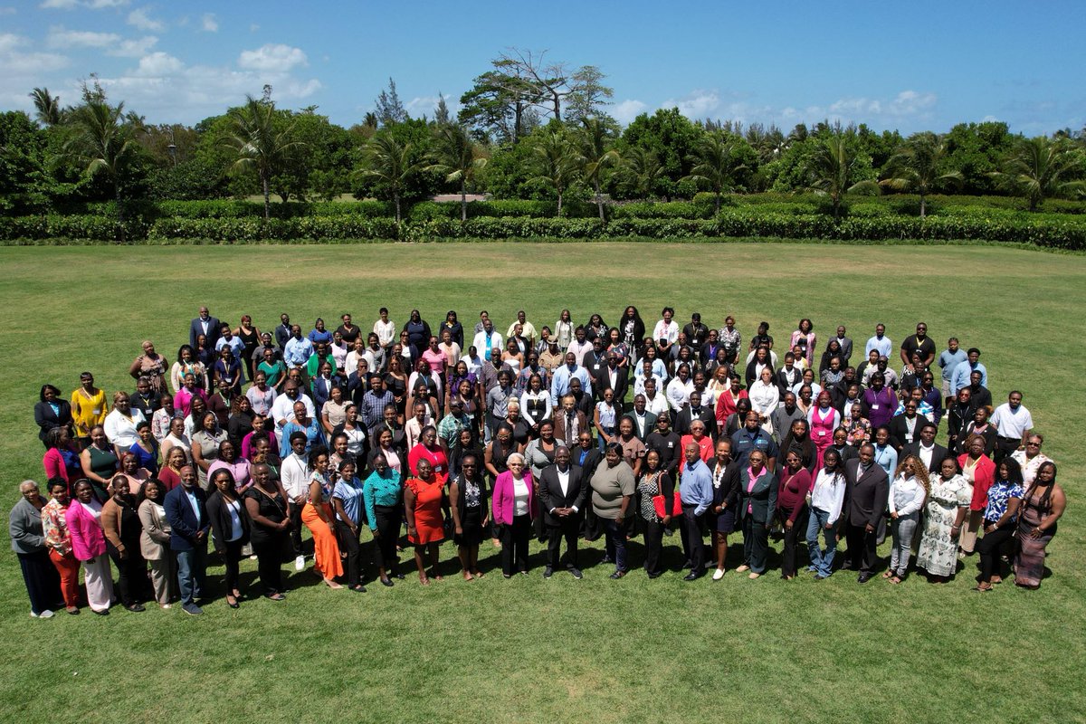 blocalnews's tweet image. PM Davis tells Upskill Graduates, “The world is changing at a pace much faster than any of us have ever seen"....  Changes that present opportunity "if we are prepared"
#minister #graduate #bahamas #bahamasnews
bahamaslocal.com/newsitem/34534…