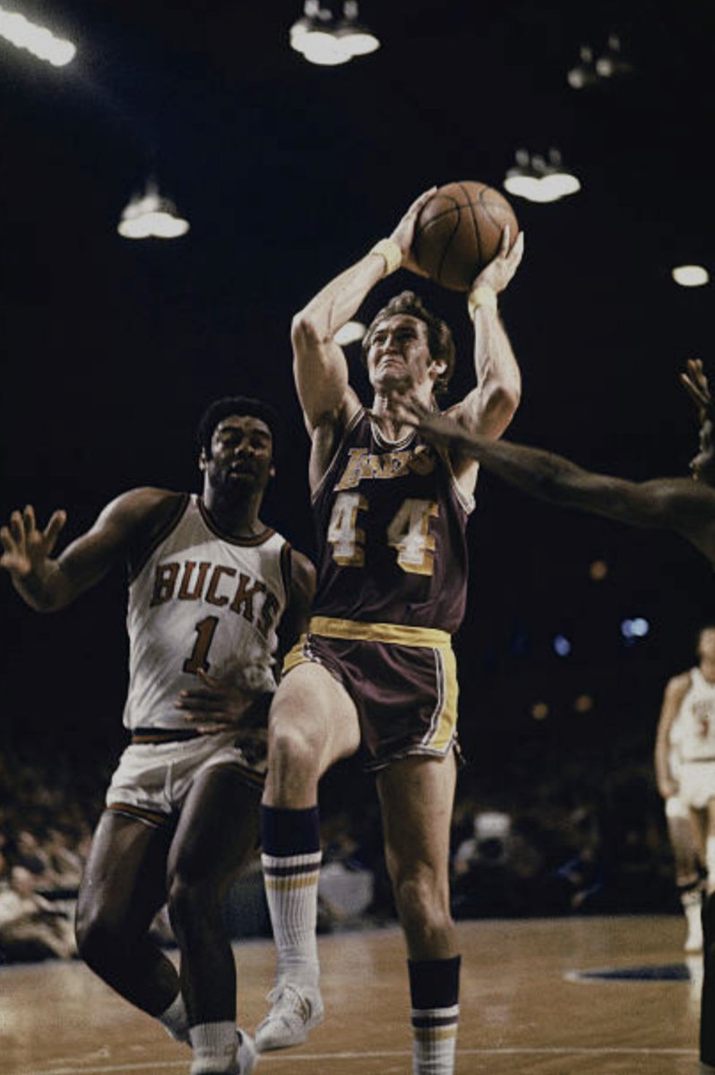 VanderlansJim's tweet image. April 16, 1972 - #LosAngeles Lakers Jerry West and #Milwaukee Bucks Oscar Robertson in action during Game 4 of the Western Conference Finals. The #Bucks defeated the #Lakers 114-88 to even the series at 2 games apiece.
( 📸 Walter Iooss Jr/Sports Illustrated)
#NBA #OTD #1970s