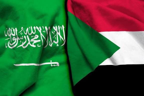 OXzoneX's tweet photo. ❤️لماذا يسكن حب السعودية في قلوب السودانيين؟ (ثريد)

​1/ قبلة المسلمين ومهوى الأفئدة ❤️

💥أول وأهم سبب هو وجود الحرمين الشريفين. بالنسبة للسوداني، المملكة ليست مجرد دولة جارة، بل هي الأرض المقدسة التي تتوق إليها الأنفس. هذا الارتباط الروحي العقائدي يتجاوز حدود السياسة والجغرافيا https://t.co/BPsaU2xhT5