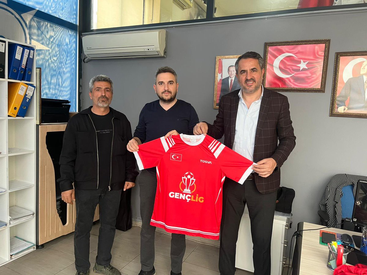 İlçe Başkanımız Sn. <a href="/TarkanDuzman/">Tarkan DÜZMAN</a>’a TÜGVA Bayraklı İlçe Başkanı Sn. <a href="/SametAKAN25/">Samet AKAN</a> tarafından nezaket ziyareti. 

TÜGVA Bayraklı İlçe Başkanlığı’nın yakın zamanda hayata geçireceği projeye vermiş oldukları destek dolayısıyla, İlçe Başkanımız Sn.Tarkan Düzman’a günün anısına Sn.